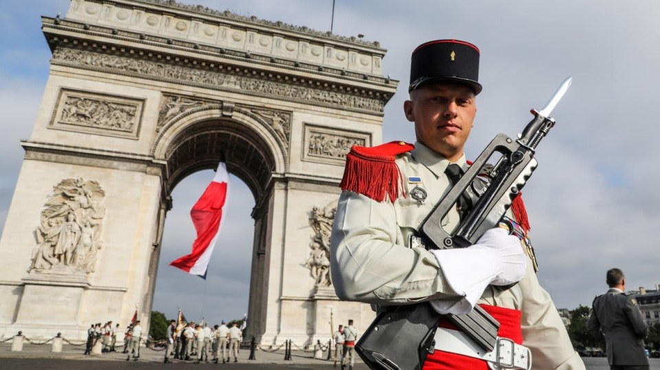 Slavnostní uniforma a tradiční přehlídka 14. července na Champs-Élysées. Francouzští vojáci ale umí zabrat i ve skutečném poli
